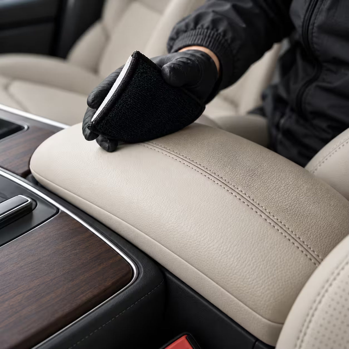 Nanoglans Interior Scrub Pad bij het reinigen van het auto-interieur