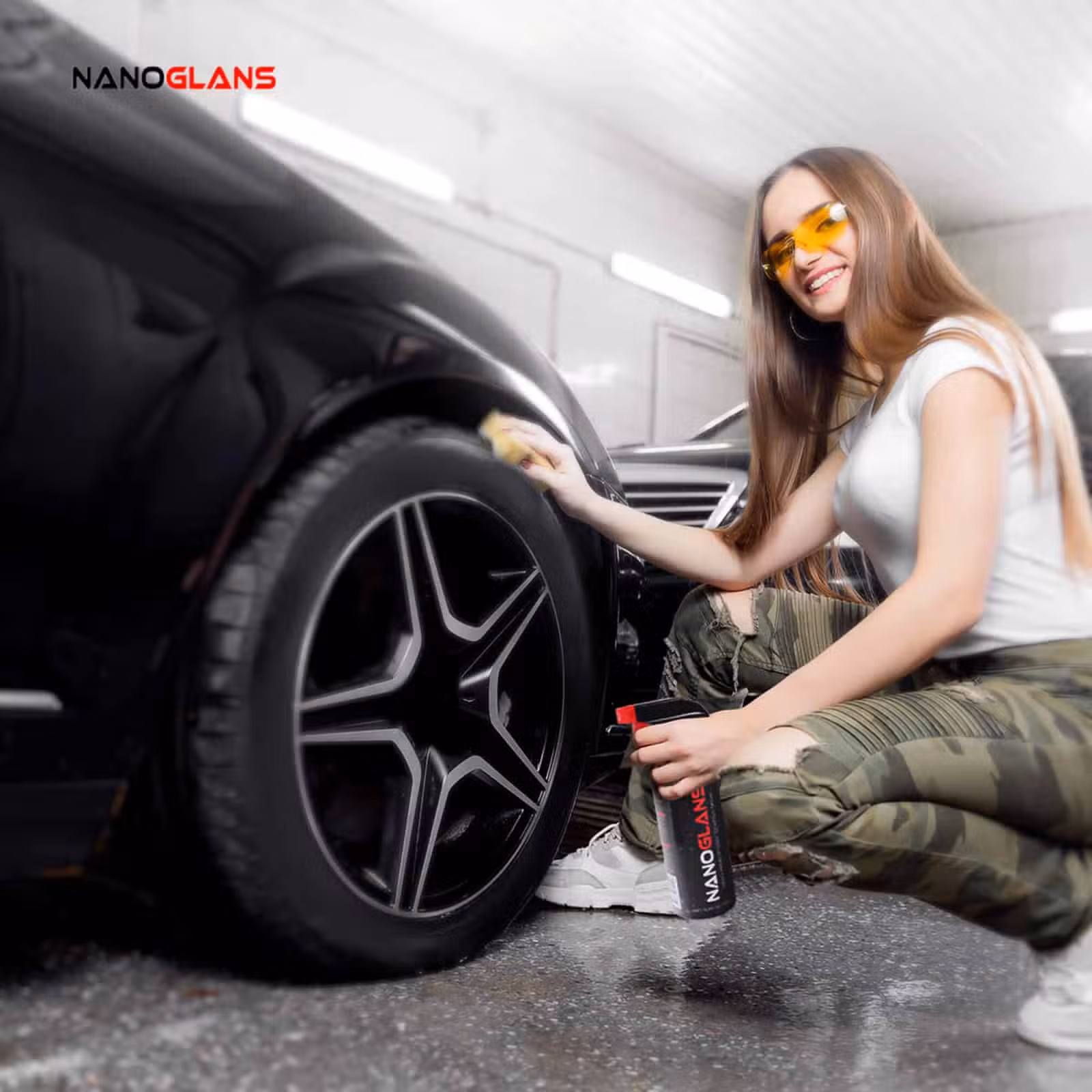 Une femme polit les jantes de sa voiture avec le produit NanoGloss.