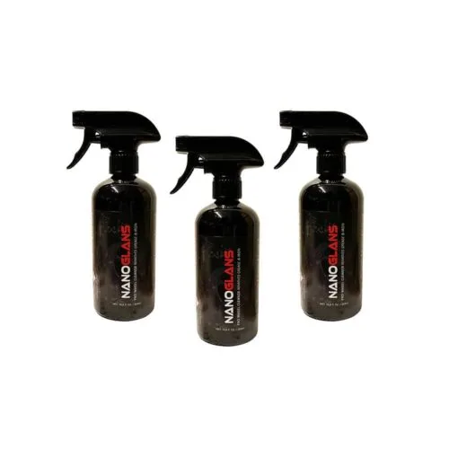 Trois flacons pulvérisateurs noirs portant l'étiquette "NANOGloss".